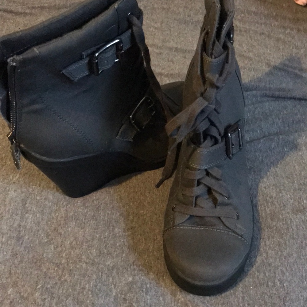 Gray ankle boots ( never worn)